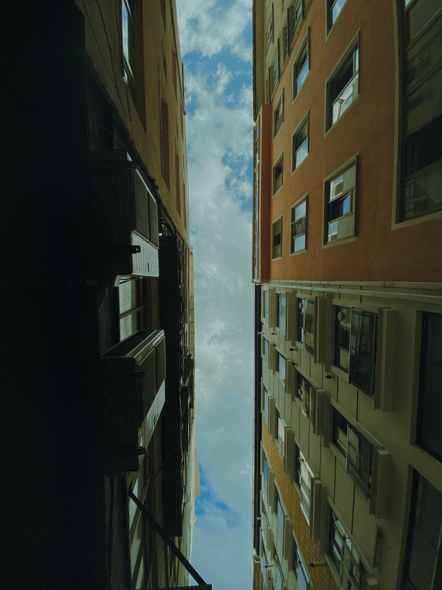 A vertical view of buildings framing a cloudy sky in Isparta, Türkiye.